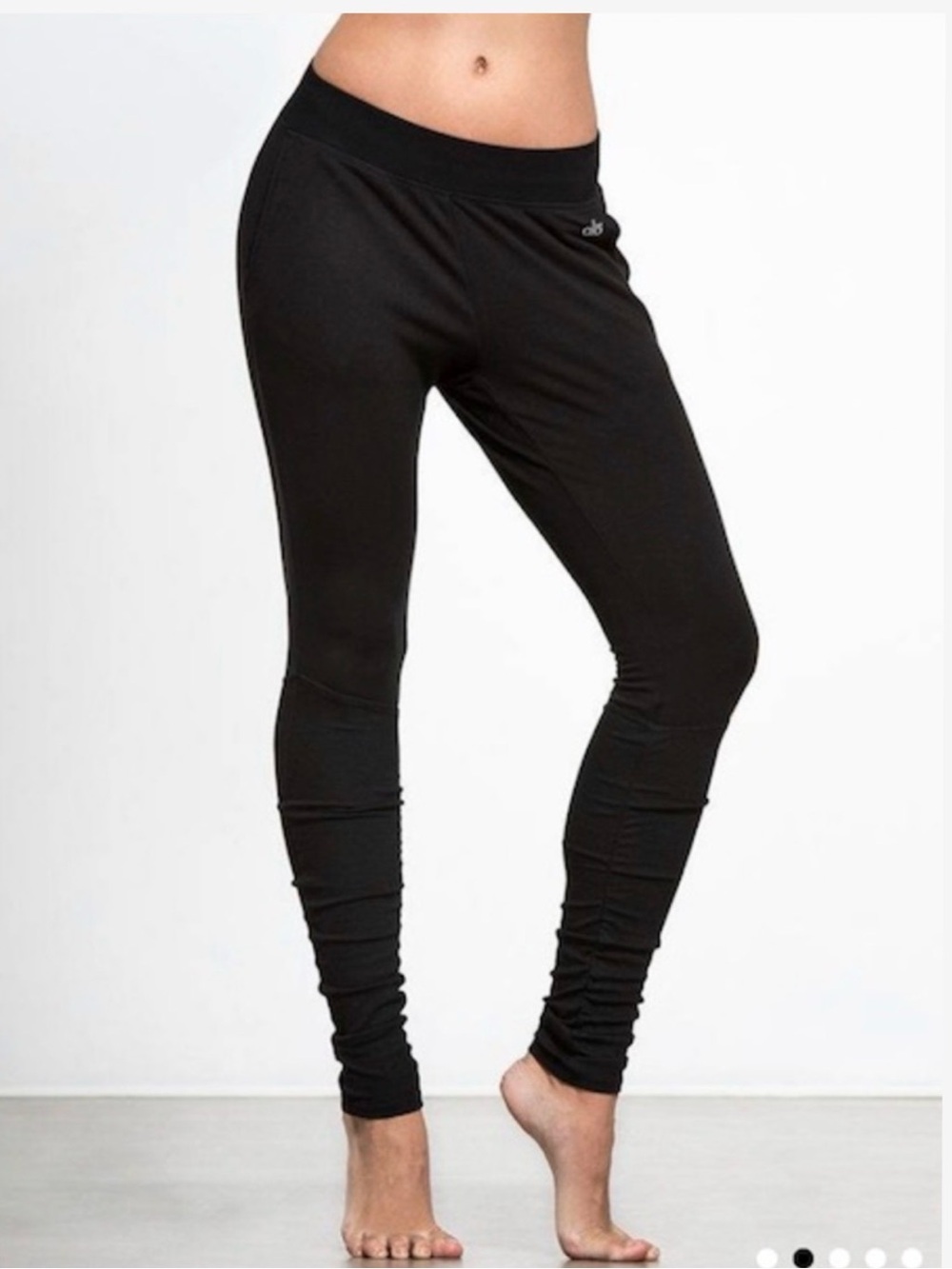 Alo Yoga Women’s Yan Sweat Pant In Charcoal Gray - Picture 2 of 9